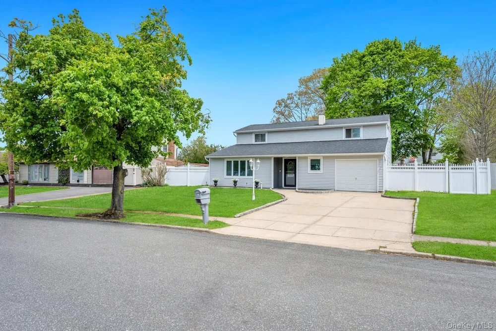 55 Starfire Dr, Centereach, NY 11720