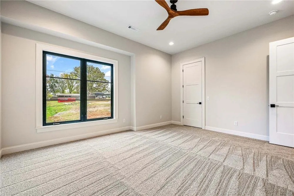 1039 NW A St, Bentonville, AR 72712