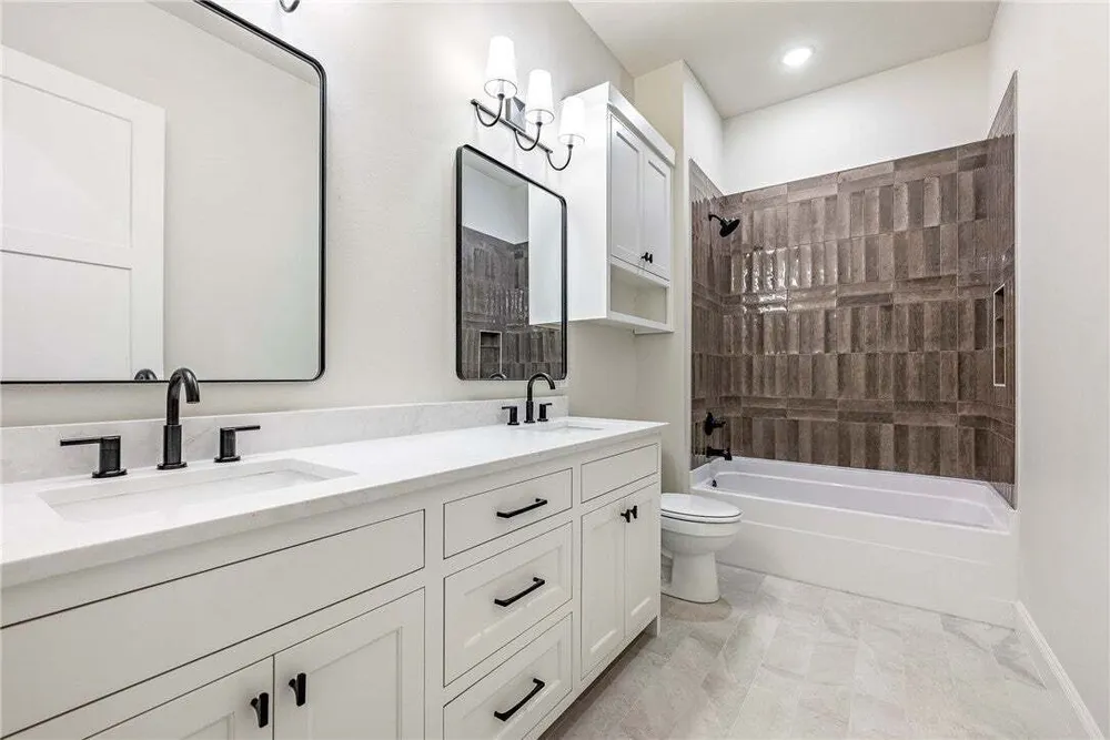1039 NW A St, Bentonville, AR 72712