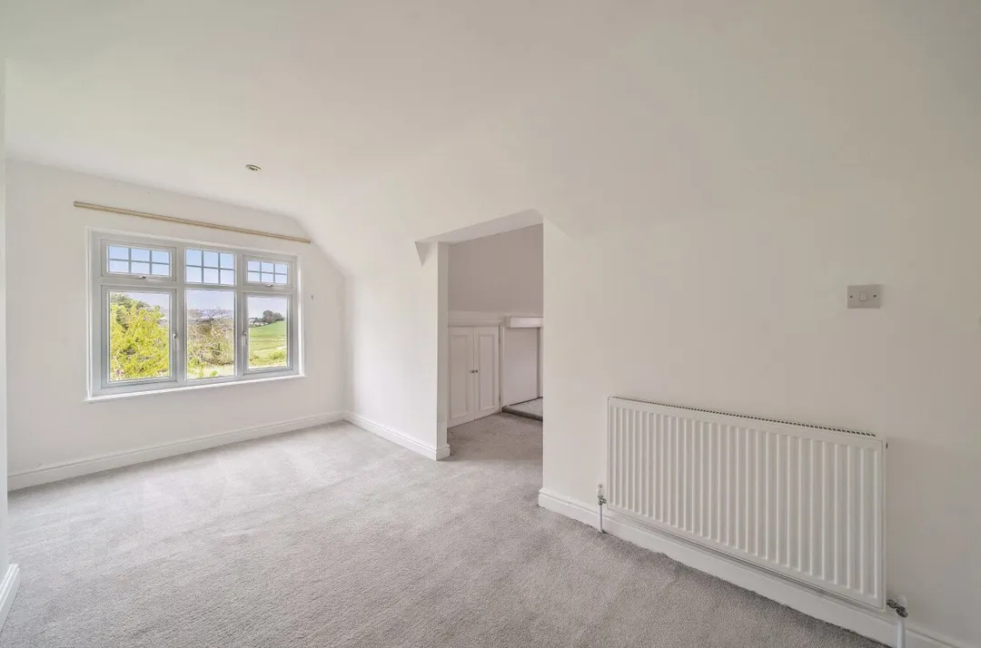 https://mr0.homeflow-assets.co.uk/files/photo/image/47451/4818/_x_/TOP260109_31.jpg