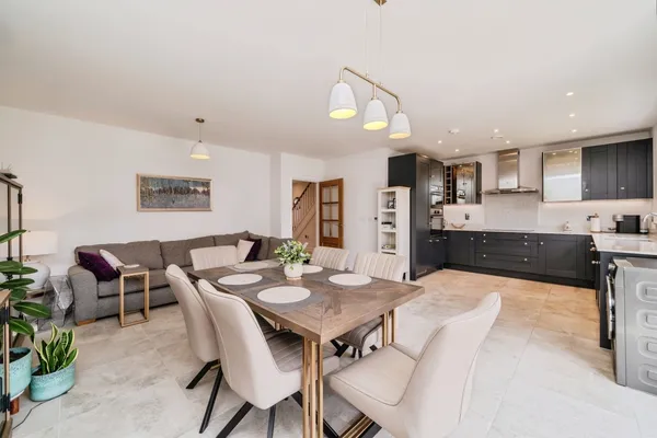Clarence Mews, Leatherhead, Surrey, KT22