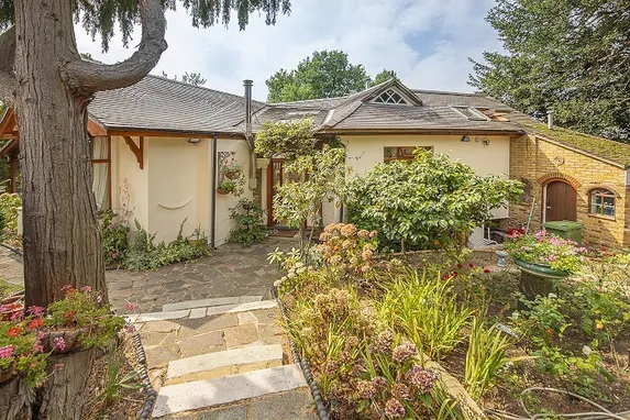 Liverpool Road, Kingston upon Thames, KT2