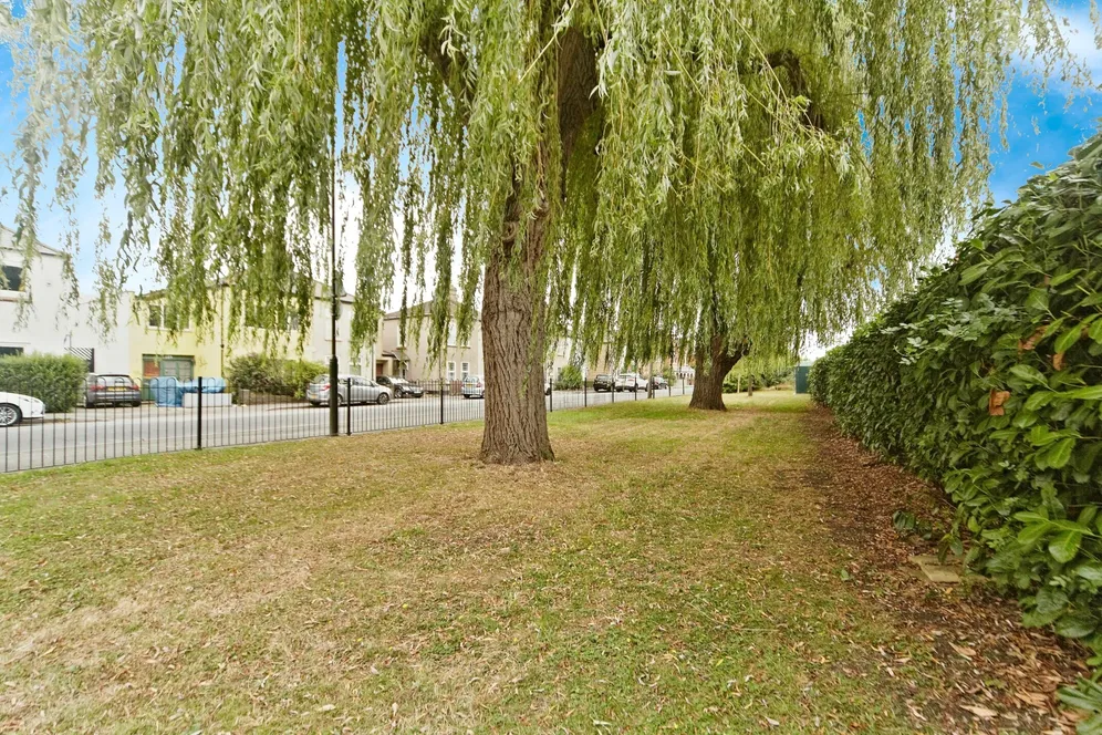 St. Catherines Close, London, SW20 photo 12