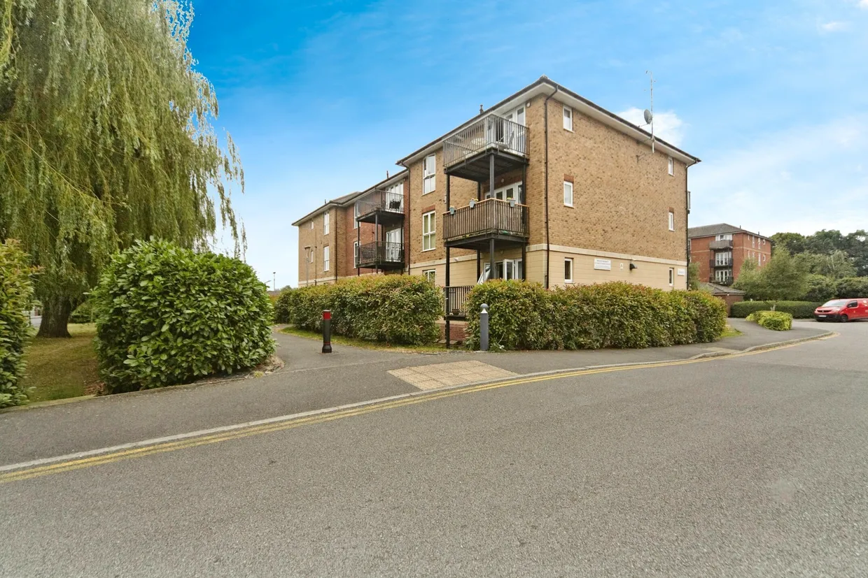 St. Catherines Close, London, SW20 photo 13