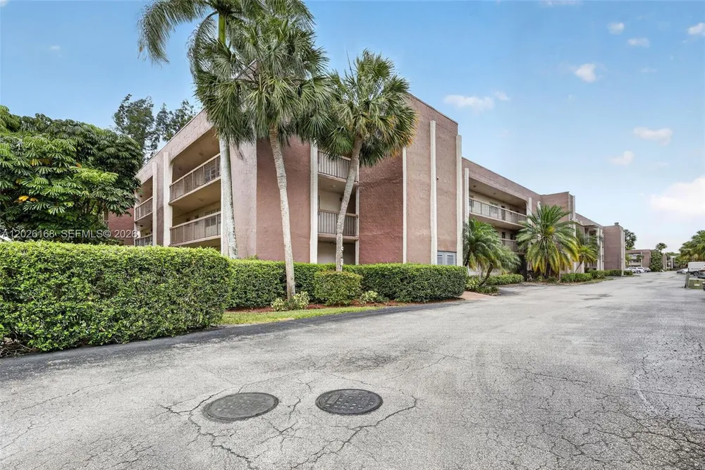 7020 Nova Dr, Davie, FL 33317