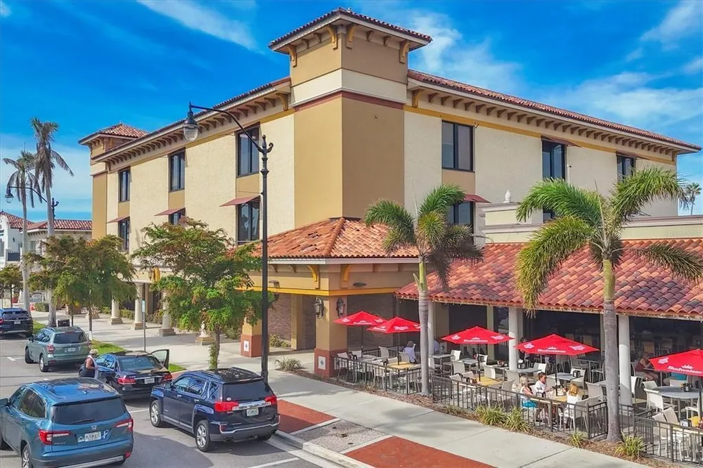 1929 Pebble Beach Ct, Venice, FL 34293