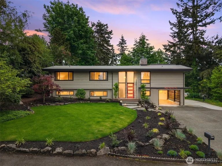 8805 SE 39th St, Mercer Island, WA 98040