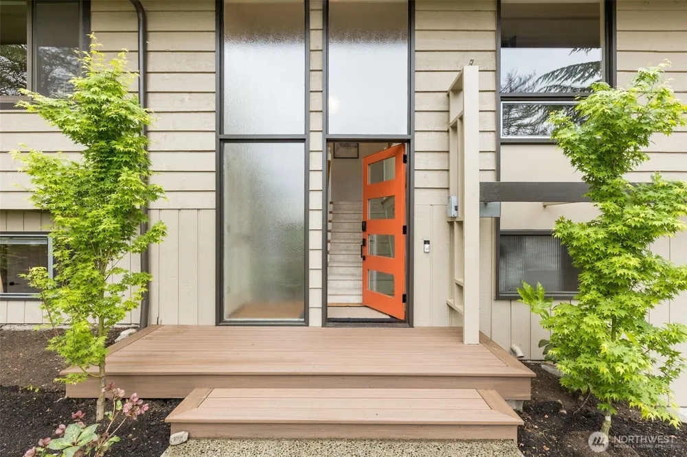 8805 SE 39th St, Mercer Island, WA 98040