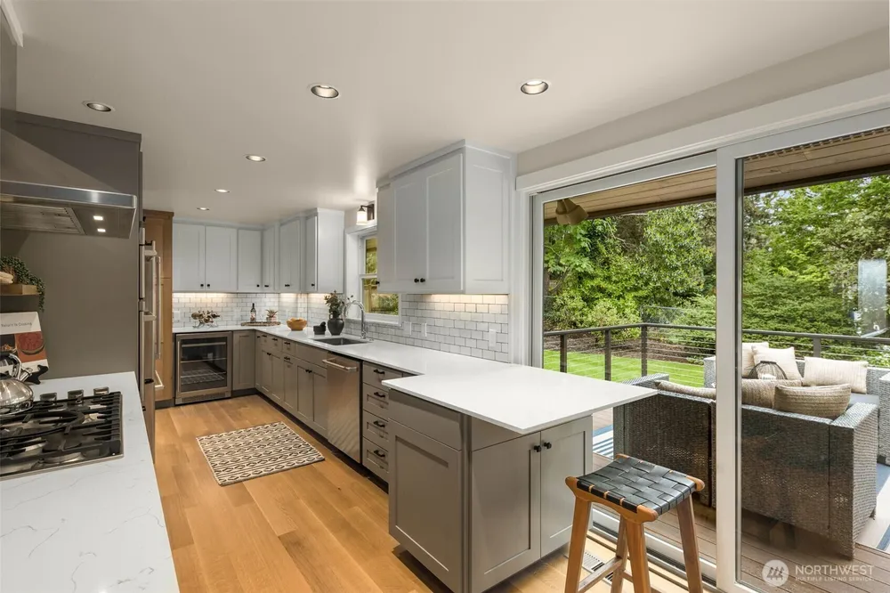 8805 SE 39th St, Mercer Island, WA 98040