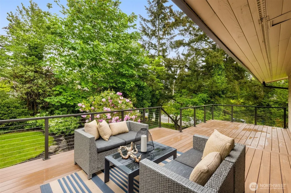 8805 SE 39th St, Mercer Island, WA 98040