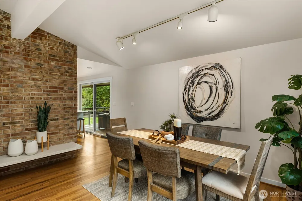 8805 SE 39th St, Mercer Island, WA 98040