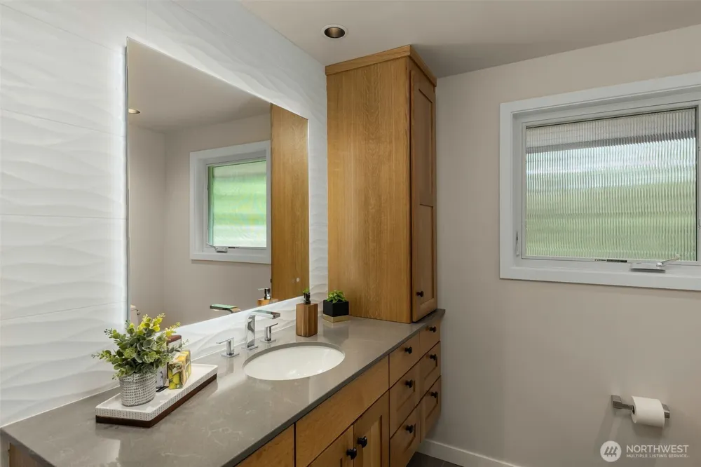8805 SE 39th St, Mercer Island, WA 98040