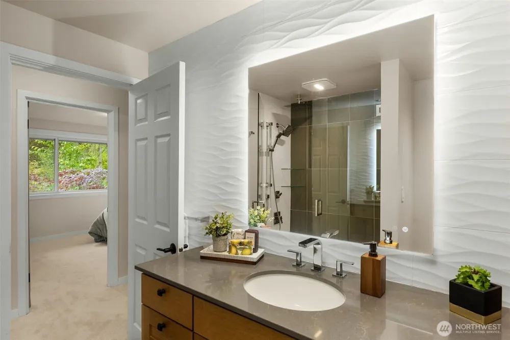 8805 SE 39th St, Mercer Island, WA 98040