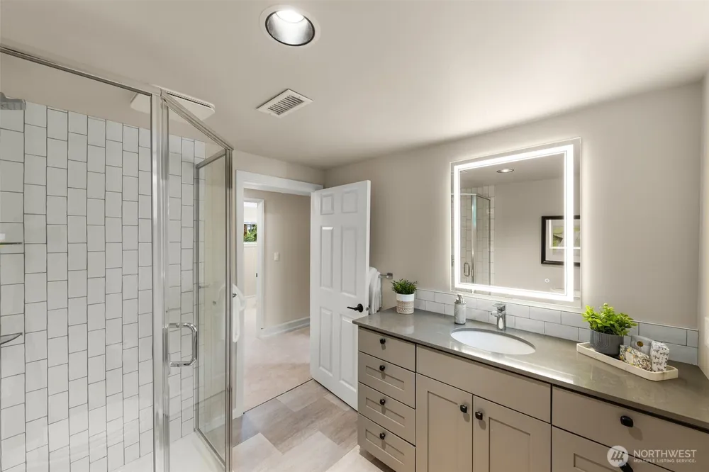 8805 SE 39th St, Mercer Island, WA 98040