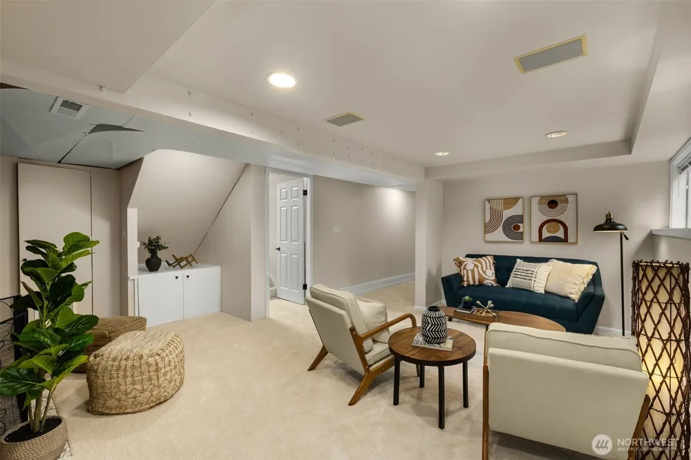 8805 SE 39th St, Mercer Island, WA 98040