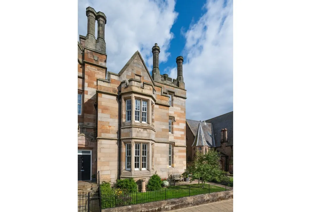 https://mr0.homeflow-assets.co.uk/files/photo/image/47460/4032/_x_/Lead.jpg