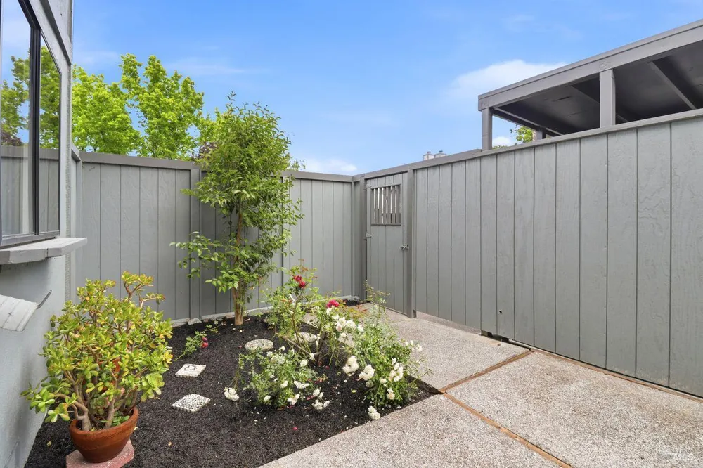 318 Sylvia Way, San Rafael, CA 94903