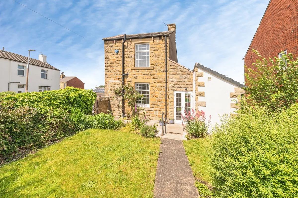 Kirkgate, Hanging Heaton, BATLEY