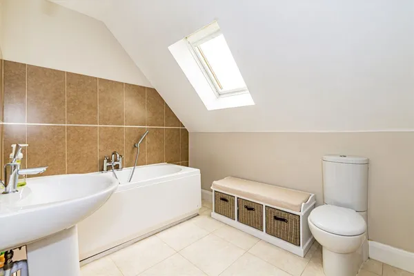 Pyrcroft Lane, Weybridge, KT13 photo 11