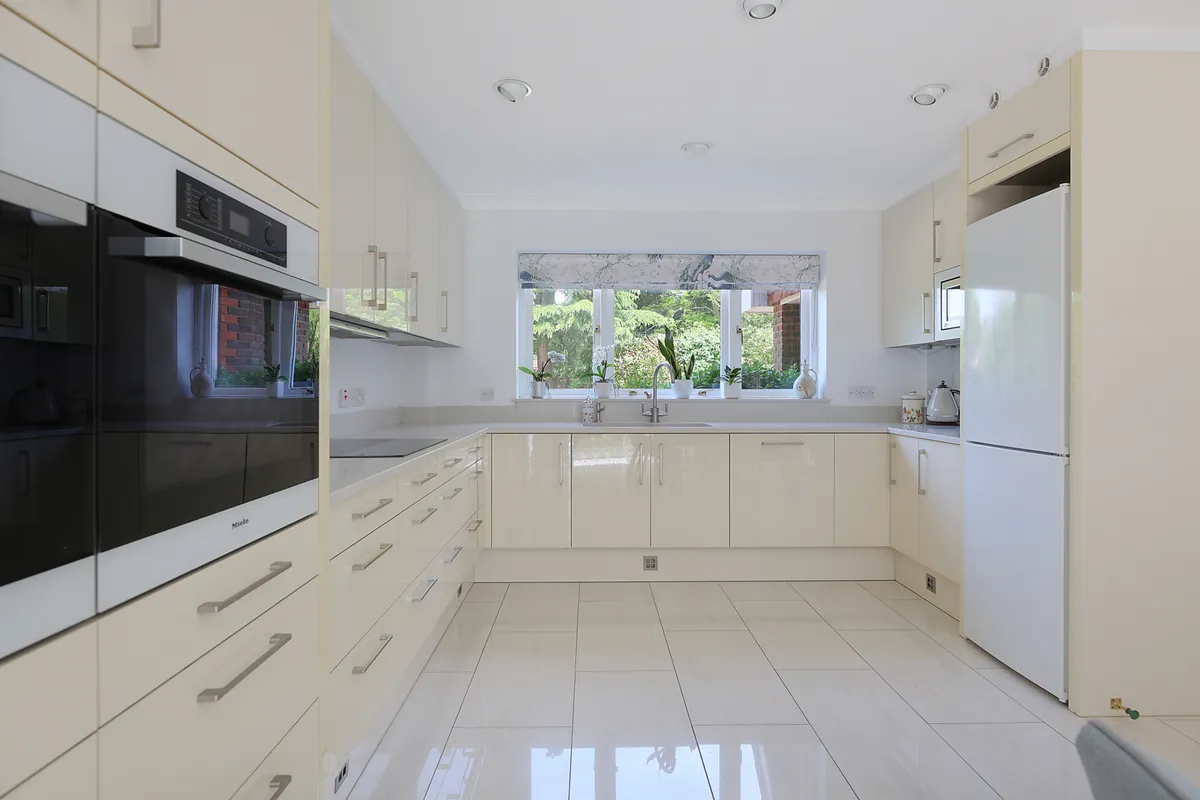 Glenheadon Close, Leatherhead, Surrey, KT22