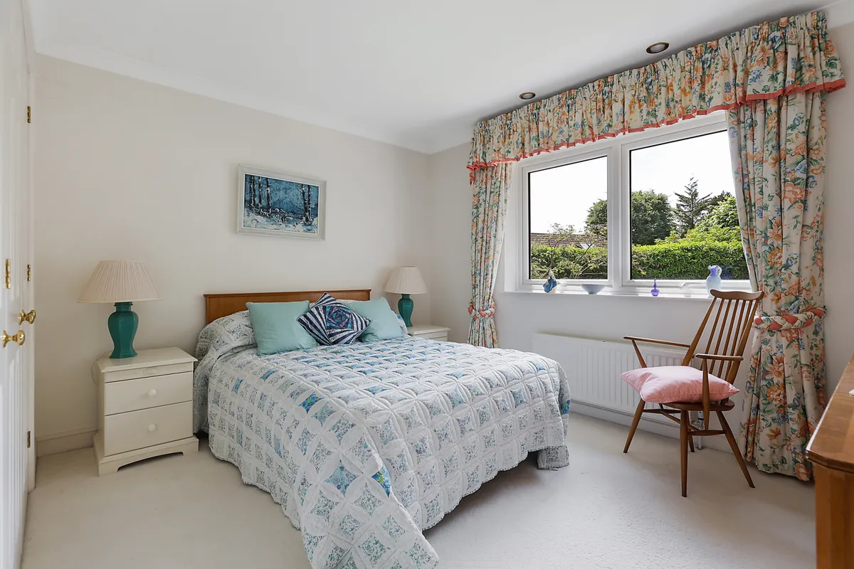 Glenheadon Close, Leatherhead, Surrey, KT22