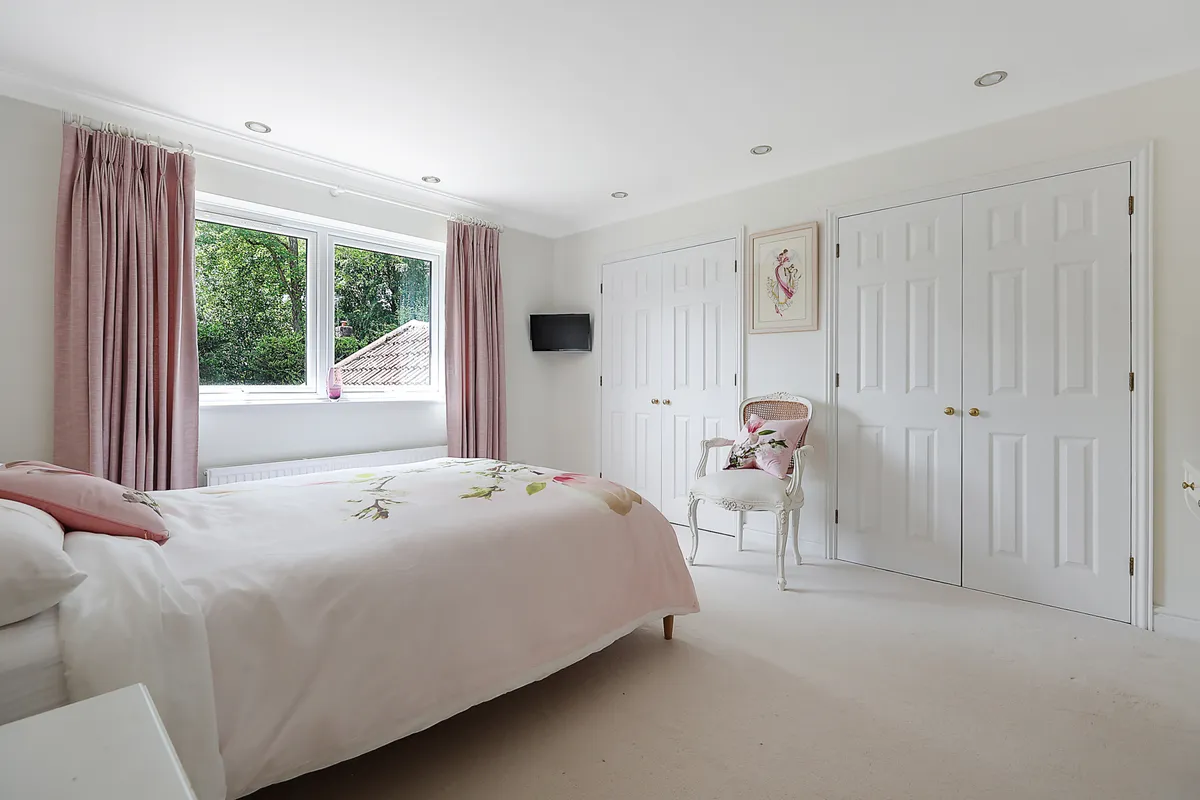 Glenheadon Close, Leatherhead, Surrey, KT22