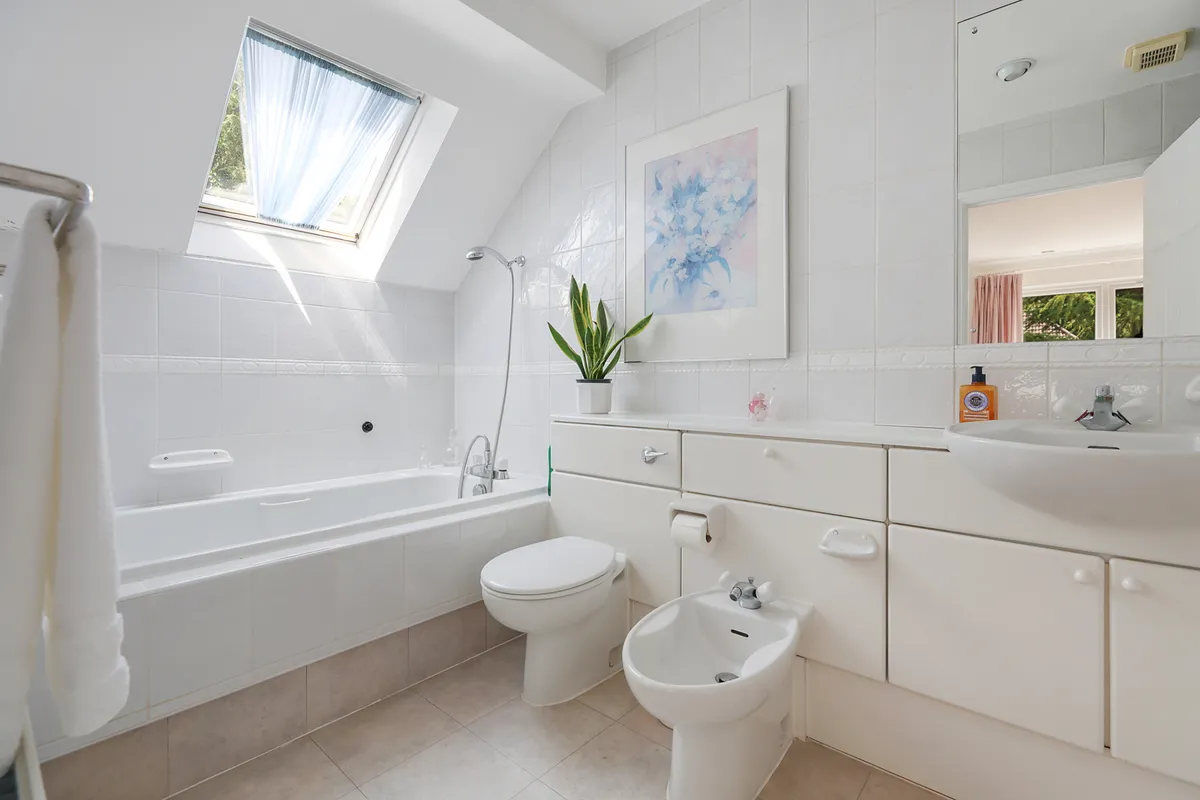 Glenheadon Close, Leatherhead, Surrey, KT22