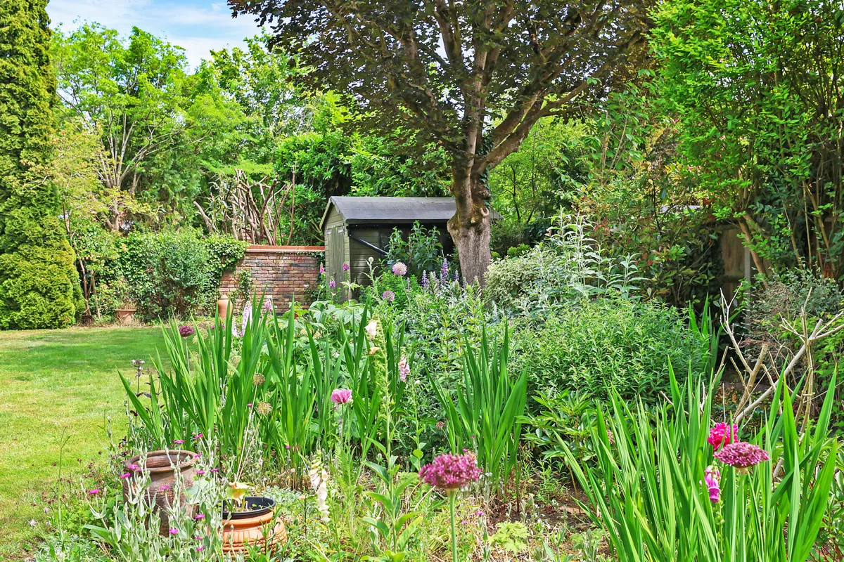 Glenheadon Close, Leatherhead, Surrey, KT22