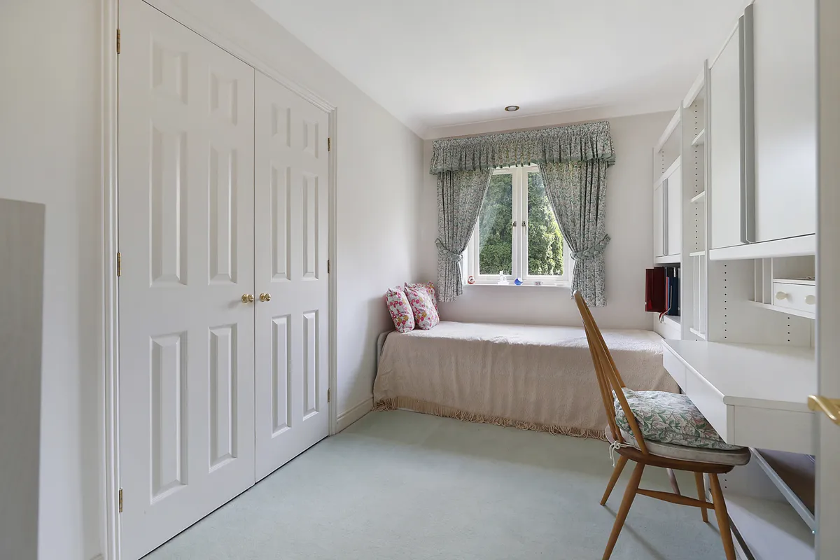Glenheadon Close, Leatherhead, Surrey, KT22