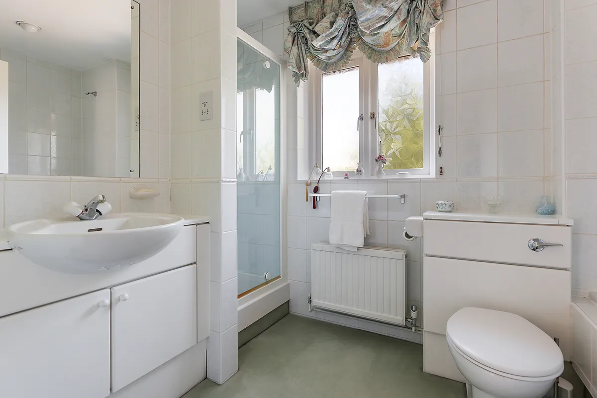 Glenheadon Close, Leatherhead, Surrey, KT22