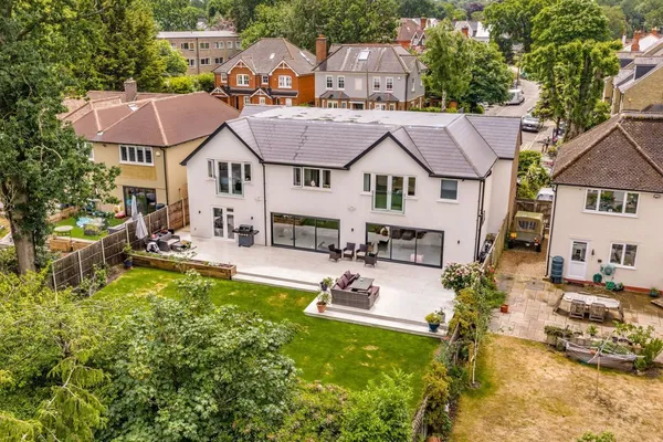 Pine Grove, Weybridge, KT13 photo 15