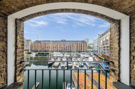 East Smithfield, London, E1W