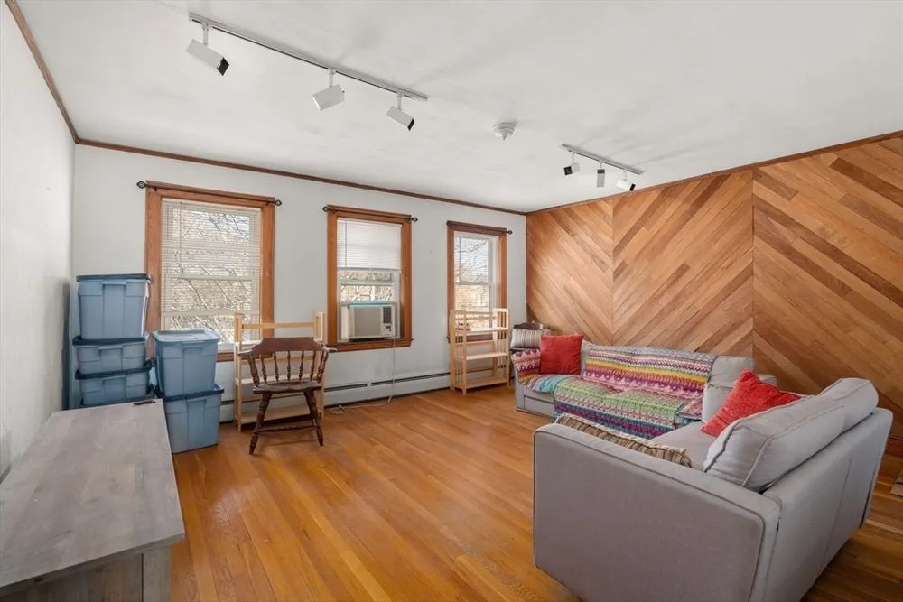 204 School St, Watertown, MA 02472