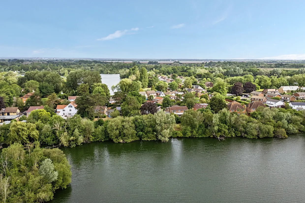 The Worple, Wraysbury, TW19 photo 2