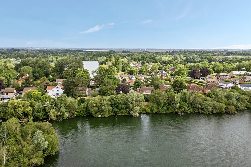 The Worple, Wraysbury, TW19 photo 2