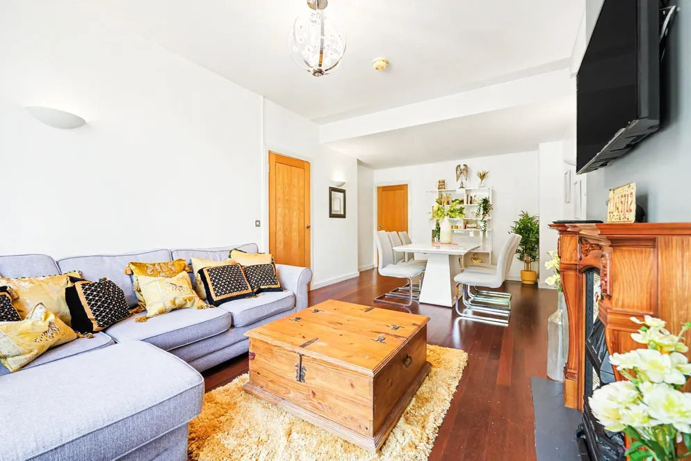Property carousel item 4