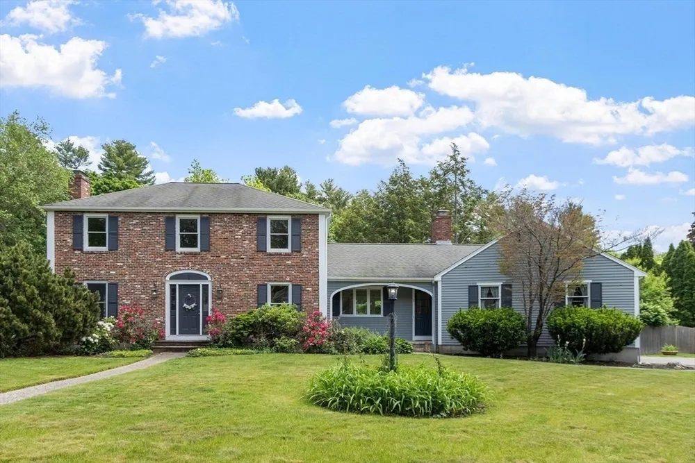 2 Rourke Ln, Lynnfield, MA 01940
