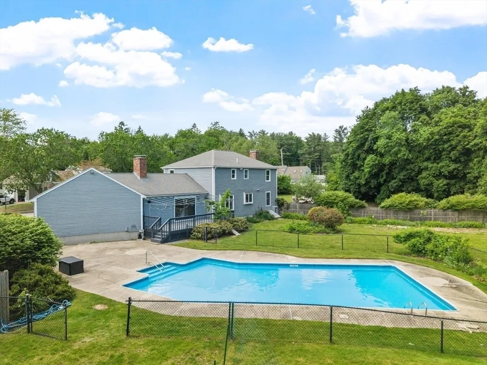 2 Rourke Ln, Lynnfield, MA 01940