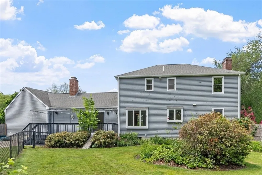 2 Rourke Ln, Lynnfield, MA 01940