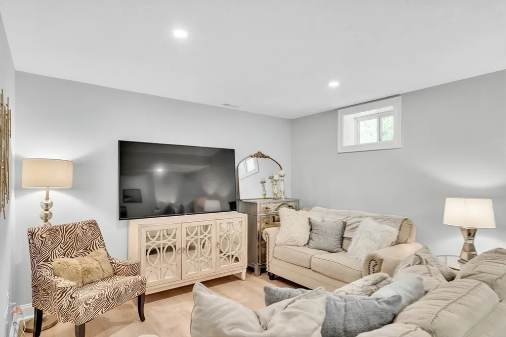 39 Staples St, Billerica, MA 01821