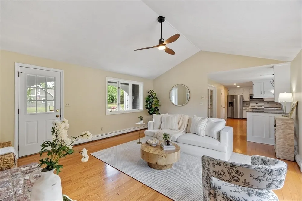 2 Rourke Ln, Lynnfield, MA 01940