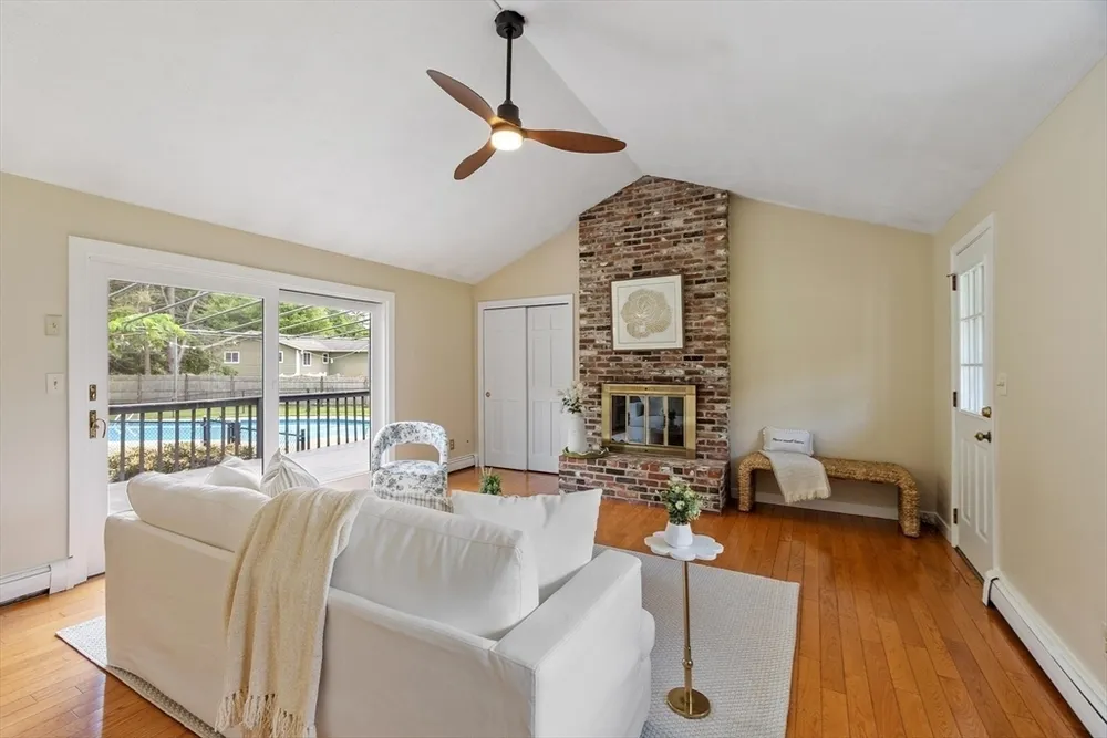 2 Rourke Ln, Lynnfield, MA 01940