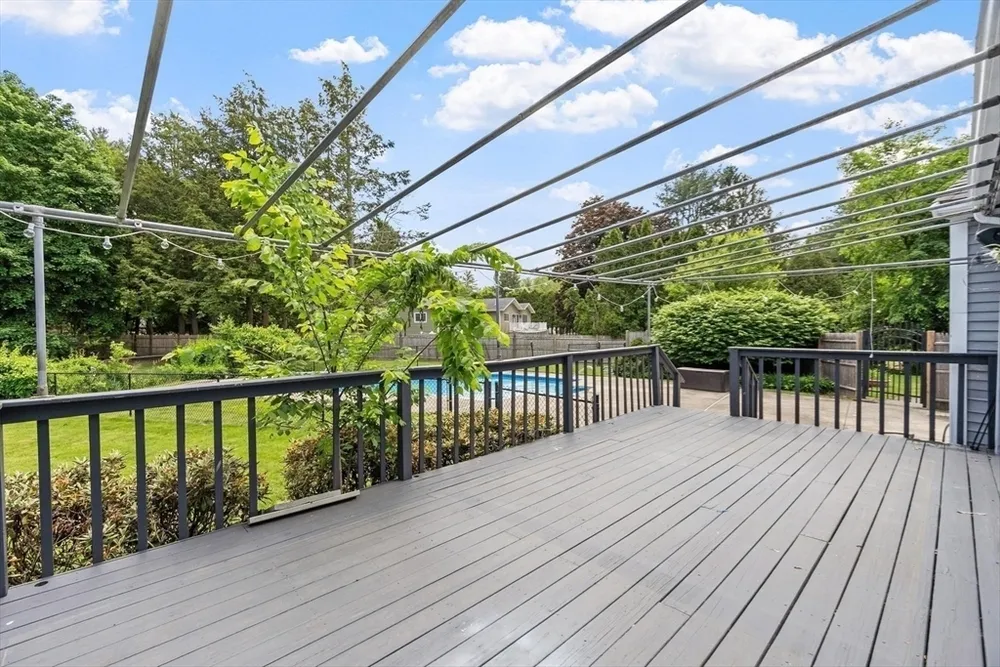 2 Rourke Ln, Lynnfield, MA 01940