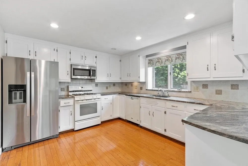 2 Rourke Ln, Lynnfield, MA 01940
