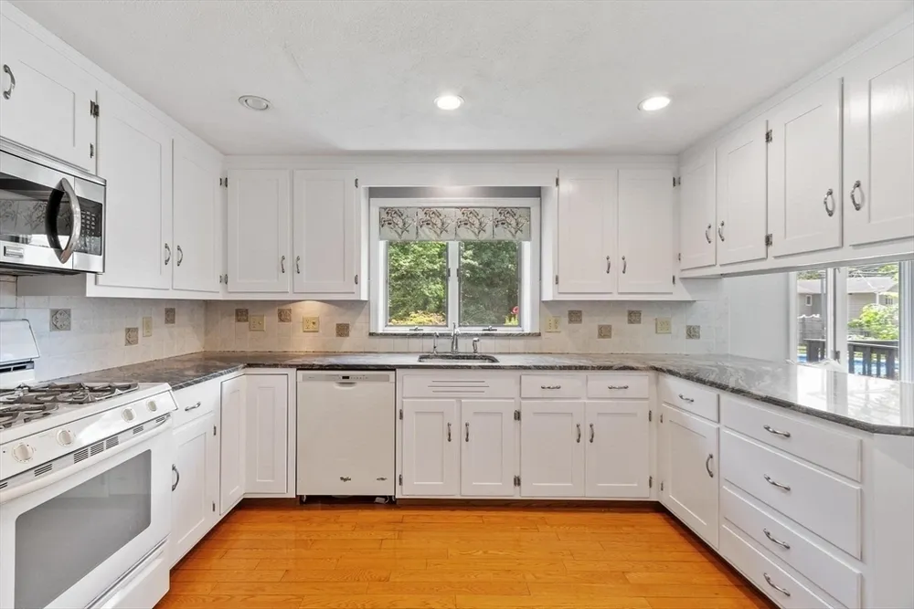 2 Rourke Ln, Lynnfield, MA 01940