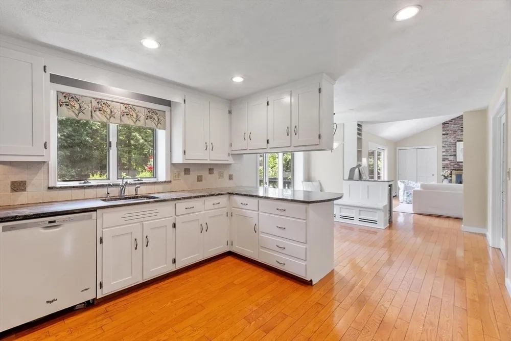 2 Rourke Ln, Lynnfield, MA 01940