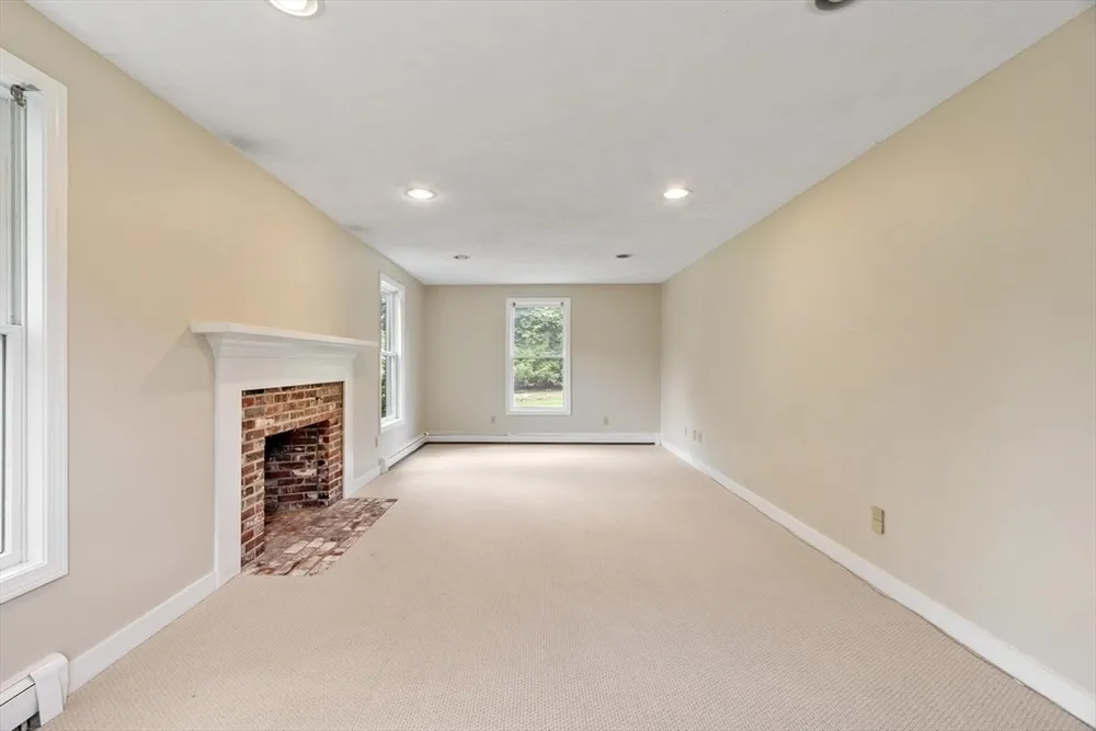 2 Rourke Ln, Lynnfield, MA 01940