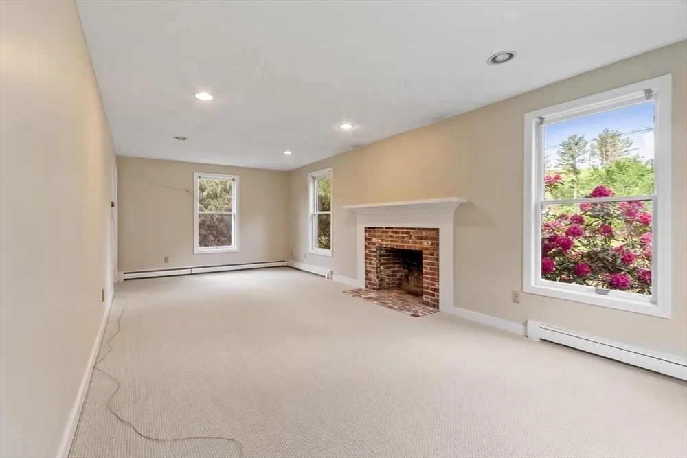 2 Rourke Ln, Lynnfield, MA 01940