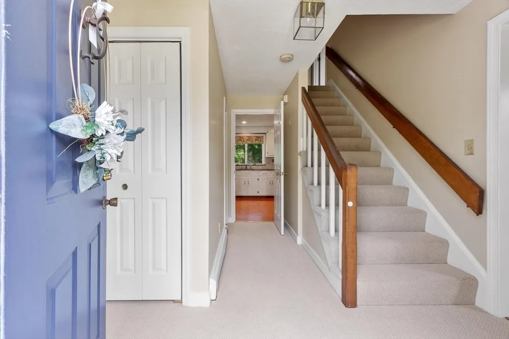 2 Rourke Ln, Lynnfield, MA 01940