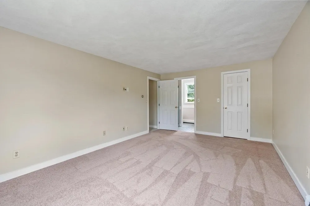 2 Rourke Ln, Lynnfield, MA 01940